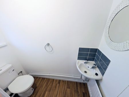 A 3 Bedroom Terraced - Photo 2