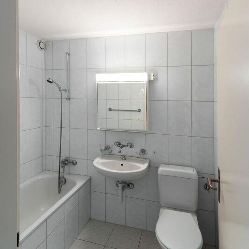 Attractive 2.5-room apartment with modern furnishings - Photo 1