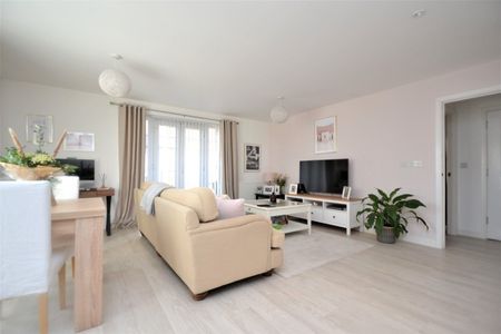 Renwick Drive, London, BR2 - Photo 2