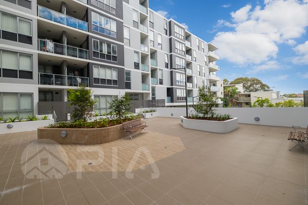 Entry via Block C, As new 1-bedroom modern apartment now for lease! - Photo 1