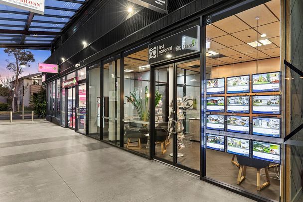 LOCATED CLOSE TO PUBLIC TRANSPORT AND SHOPS - Photo 1