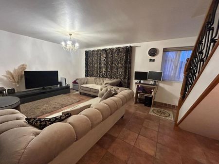 4 bedroom end of terrace house to rent - Photo 2