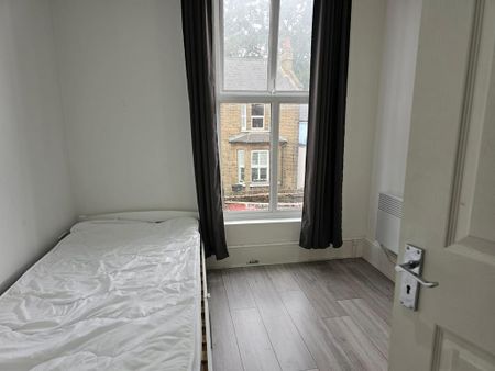 3 bedroom flat to rent - Photo 4