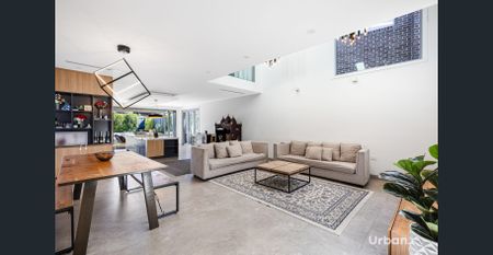 Luxury Family Living in Prestigious Colebee Location - Photo 2