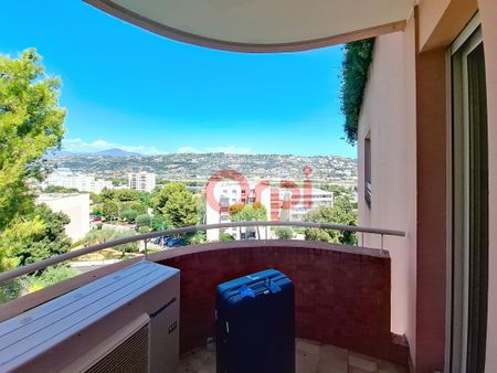 Location Appartement 4 pièces Meublé 90m² ST LAURENT DU VAR 06700 - Photo 2