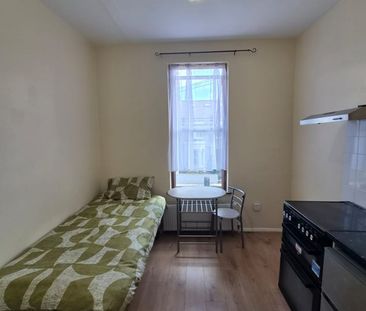Bedsit, Belmont Road, N15 - Photo 2