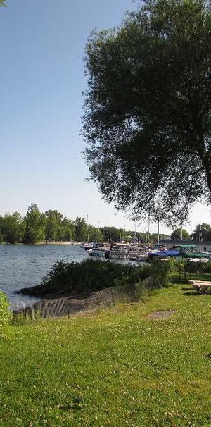 Superbe condo bord de l'eau a MAGOG - Photo 1