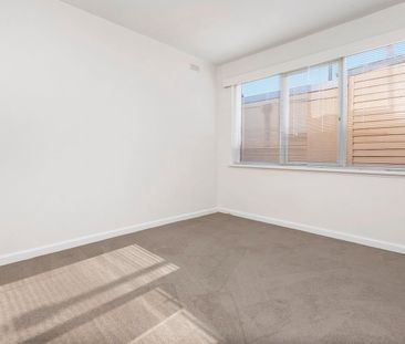 Spacious Ground Floor Apartment in Prime Balaclava Location **Appli... - Photo 6