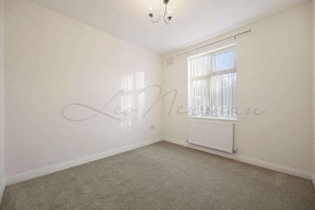Lodge Court, Hornchurch, RM12 - Photo 3