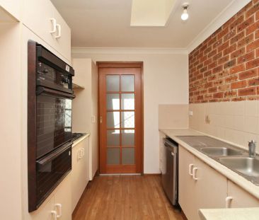 SPACIOUS 2-BEDROOM VILLA, QUIET COMPLEX, CLOSE TO SHOPS & TRANSPORT - Photo 6