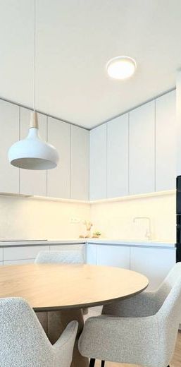 NA PRENÁJOM | Luxusný 2 izbový byt s parkovacím miestom – Vinohrady - Photo 1