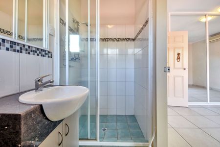 AMPLE OPEN PLAN LIVING WITH INGROUND SWIMMING POOL - Photo 5