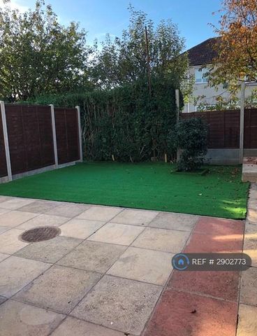 4 bedroom semi-detached house to rent - Photo 2