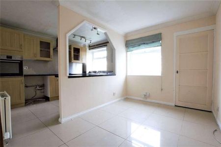 Pinewood Park, Farnborough, Berkshire, GU14 - Photo 4