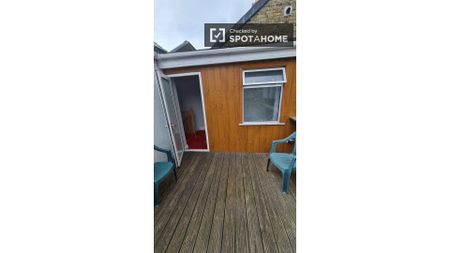 Room in shared apartment for rent in The Coombe, Dublin - Photo 4