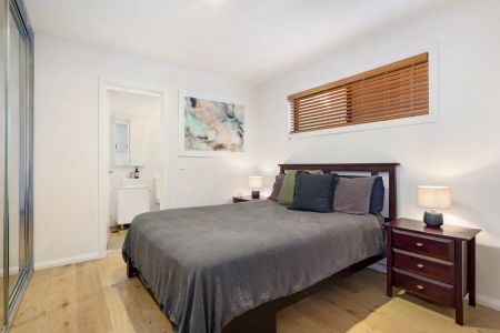 Perfectly located abode with courtyard, storage & secure parking. Level walk to beach - Photo 4