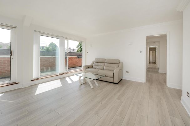 Coliseum Court, Finchley Central, N3 - Photo 1