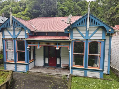 Spacious 6-Bedroom Family Home in Desirable Aro Valley, Wellington - Photo 2