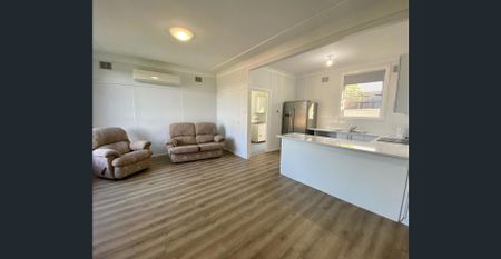 Sunny, Family Home in Prime Edgeworth Location - Photo 5