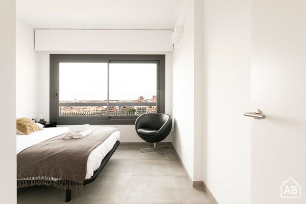 Trendy and Open 4-Bedroom Apartment in Les Corts - Photo 1