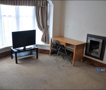 4 bedroom semi-detached house to rent - Photo 4