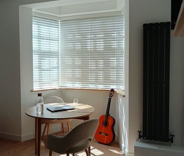 Studio Flat, Russell Court, WC1H - Photo 1