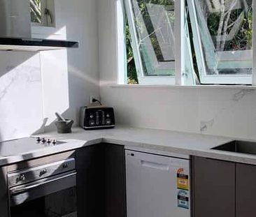 Fully renovated sunny family home - Photo 2