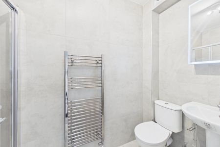 2 bedroom Maisonette in Frimley High Street, Camberley - Photo 3