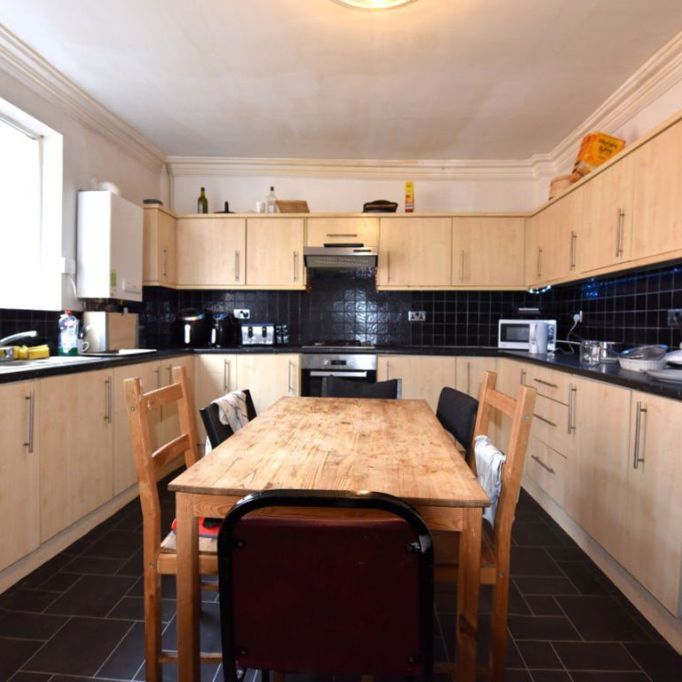 6 bedroom House in Manor Drive, Leeds - Photo 1