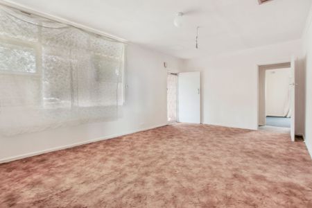 Bright, Breezy & Perfectly Positioned Family Friendly Home - Photo 2