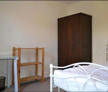 5 bedroom end of terrace house to rent - Photo 3