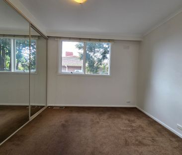 Freshly Painted, Perfectly Positioned Three Bedroom! - Photo 5