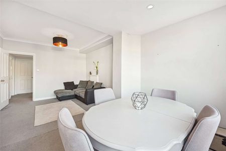 A bright two bedroom apartment on a prime Knightsbridge garden square. *Note: Flat is on the 3rd floor, there is no lift in the building - Photo 4