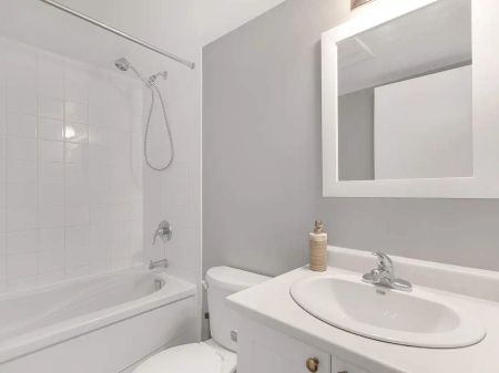 Upside down 2 - 812 Lansdowne Avenue — 1 Bedroom+Den - Photo 5