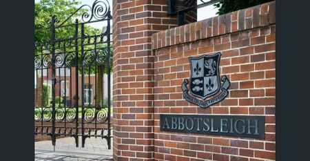 "The Grand Magnolia Gardens" - Over 55's 3bedroom apartment - Photo 5