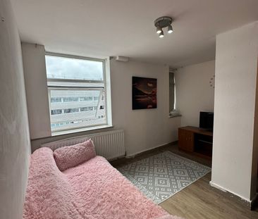 Two bedroom apartment ideal for working families- 1900 pcm inclusiv... - Photo 3