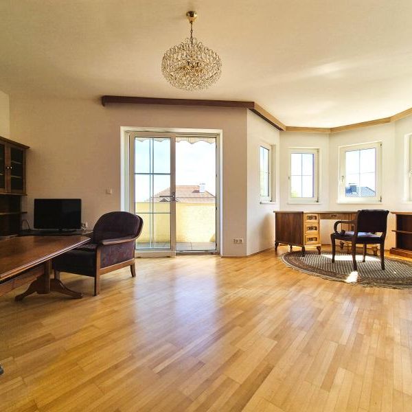 Wohnen wie im Schloss! Großzügige, stilvolle 2-Zimmer-Wohnung mit Balkon in Toplage, teilmöbliert, Tiefgarage und Freiparkplatz! - Foto 1