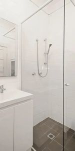 HARBOURSIDE SERENITY IN CHARMING ART DECO APARTMENT - Photo 3