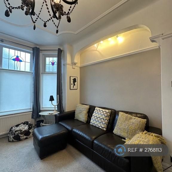 4 bedroom semi-detached house to rent - Photo 1