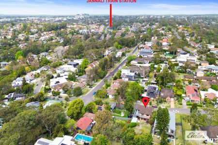 Spacious House, Great Location! - Photo 4