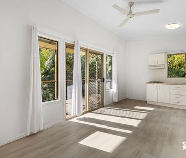 Charming Artistic Cottage Retreat in the Heart of Uki - Photo 1