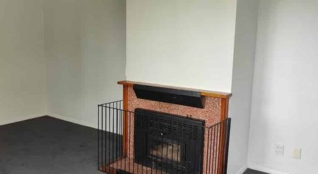 3BR Home in Marchwiel! Lawns included! - Photo 2