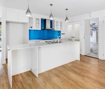 Modern, Stylish & All-Inclusive - Gas, water and Internet Included! - Photo 5