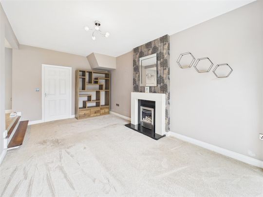 4 bedroom Detached house to rent - Photo 1