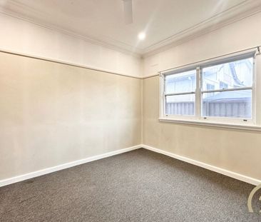 Charming 2 Bedroom Home in A Prime Location!! - Photo 2