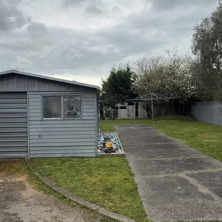 Close to town, tidy home - Photo 1