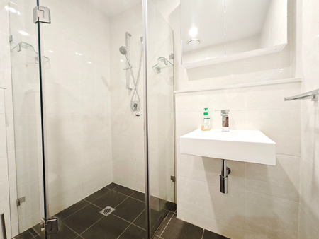 Modern 2 Bedroom Apartment in Prime Homebush Location - Photo 5