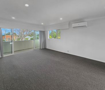 ONE TREE HILL Moana Avenue 3 bedroom recently decorated with double... - Photo 1