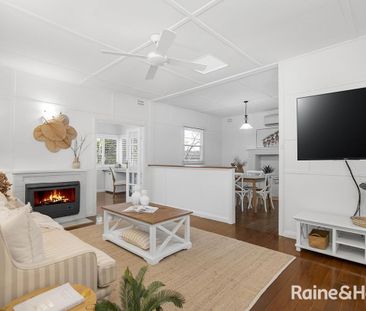 Charming Cottage Style Home! - Photo 3