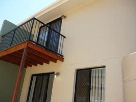 SPACIOUS FULLY AIRCONDITIONED FAMILY TOWNHOUSE IN SOUTH GLADSTONE - Photo 2